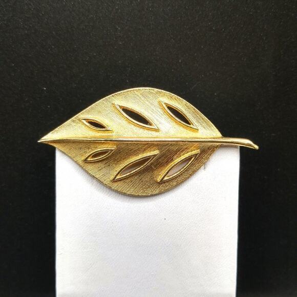 Vintage 1960s Gold Plated Leaf Brooch, 2 3/4 Inches - Picture 8 of 8